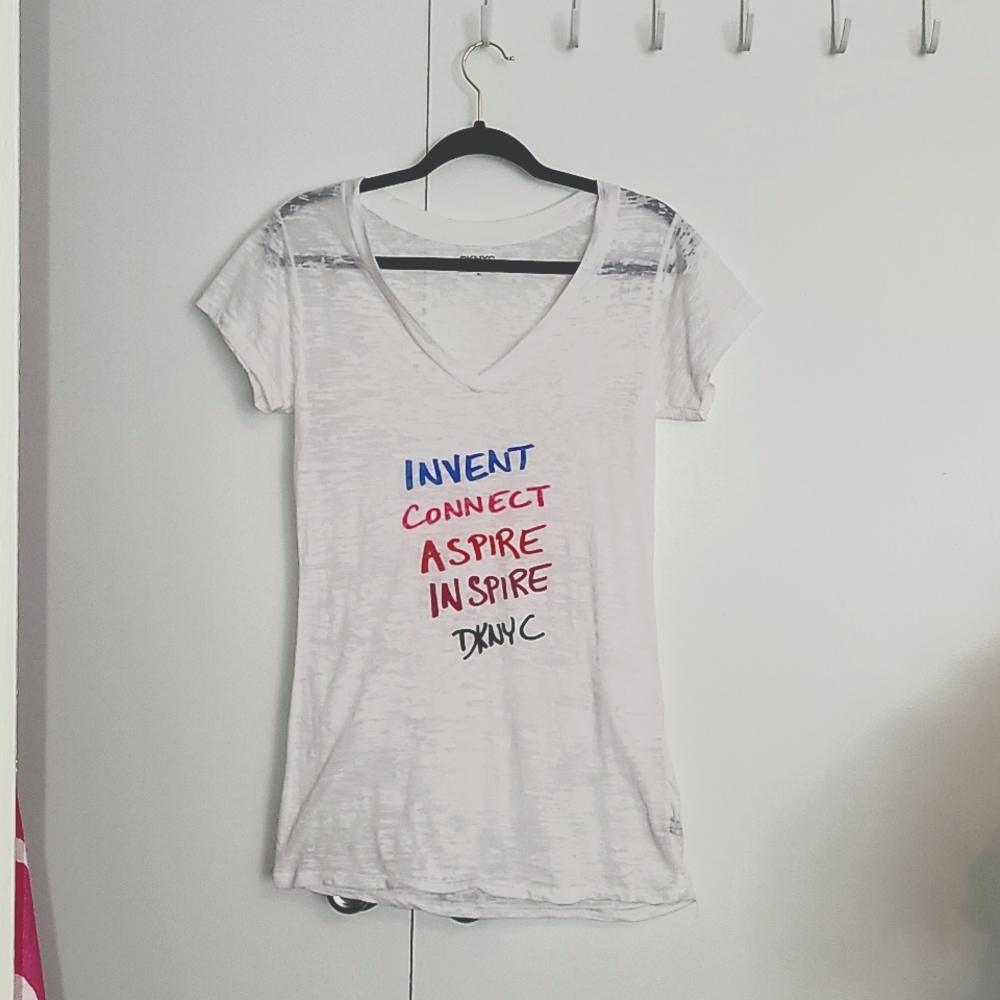 DKNY VNECK T MEDIUM